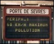 n panneau annonce la limitation de vitesse sur le boulevard p�riph�rique, le 10 ao�t 2008 � Paris, � cause du pic de pollution (&copy; AFP/Archives - Pascal Guyot)