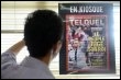 Ahmed Benchemsi, directeur des magazines marocains TelQuel et Nichane, montre le dernier numro de TelQuel, le 3 aot 2009  Casablanca (© AFP