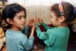 Deux petites filles dans un atelier de tapisserie Ã  Rabat (© AFP/Archives - Abdelhak Senna)
