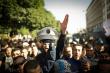 Un manifestant brandit la casquette d'un officier de police parmi la foule Ã  Tunis le 22 janvier 2011 (©  - Martin Bureau)