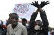 Des manifestants brandissent des pancartes lors du rassemblement anti-Wade Ã  Dakar, le 31 janvier 2012. (©  - Seyllou Diallo)