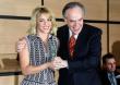 FrÃ©dÃ©ric Mitterrand pose en compagnie de Shakira aprÃ¨s l'avoir dÃ©corÃ©e chevalier de l'ordre des Arts et des Lettres, le 28 janvier 2012 Ã  Cannes. (©  - Valery Hache)