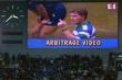 Un arbitre demande l'arbitrage vidÃ©o lors du match de rugby France-Ecosse le 4 fÃ©vrier 2001 au Stade de France Ã  Saint-Denis. (©  - Olivier Morin)