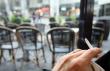 Un client fume une cigarette Ã  une terrasse d'un cafÃ© chauffÃ©e par des braseros, le 30 dÃ©cembre 2007 dans le quartier des Halles Ã  Paris. (©  - Patrick Hertzog)
